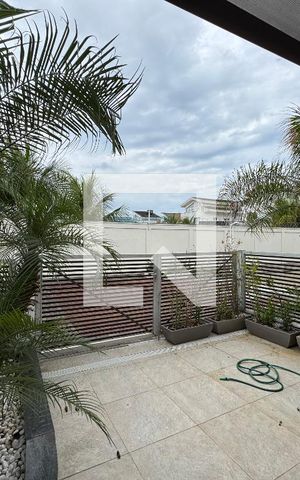 Casa de condomínio à venda com 264m², 4 quartos e 3 vagas Casa de condomínio à venda com 264m², 4 quartos e 3 vagasÁrea externa