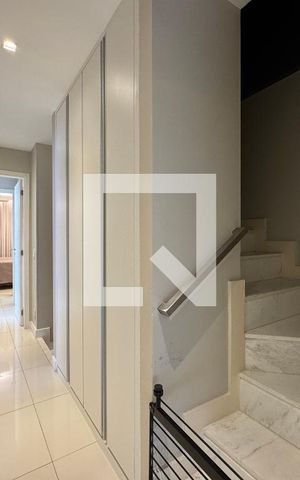 Casa de condomínio à venda com 264m², 4 quartos e 3 vagas Casa de condomínio à venda com 264m², 4 quartos e 3 vagasCorredor