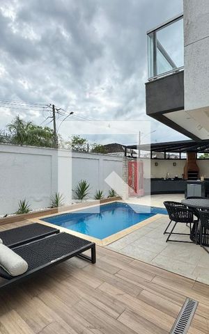 Casa de condomínio à venda com 264m², 4 quartos e 3 vagas Casa de condomínio à venda com 264m², 4 quartos e 3 vagasÁrea externa