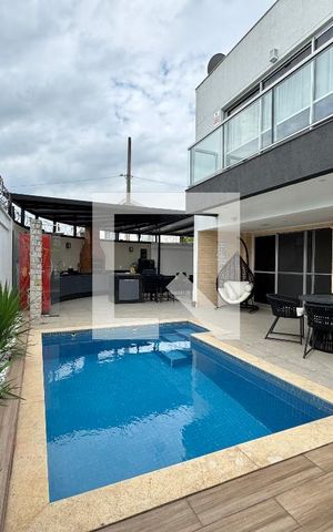 Casa de condomínio à venda com 264m², 4 quartos e 3 vagas Casa de condomínio à venda com 264m², 4 quartos e 3 vagasÁrea externa