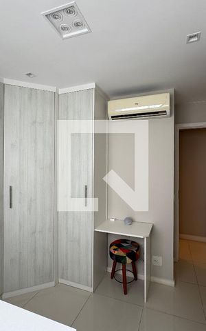 Casa de condomínio à venda com 264m², 4 quartos e 3 vagas Casa de condomínio à venda com 264m², 4 quartos e 3 vagasSuíte 1 - Closet