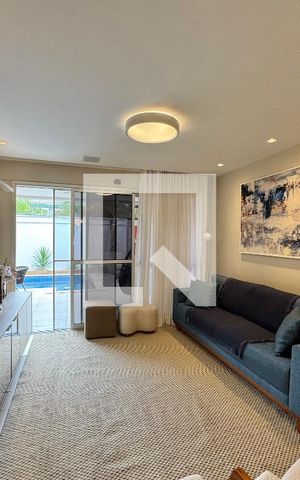 Casa de condomínio à venda com 264m², 4 quartos e 3 vagas Casa de condomínio à venda com 264m², 4 quartos e 3 vagasSala