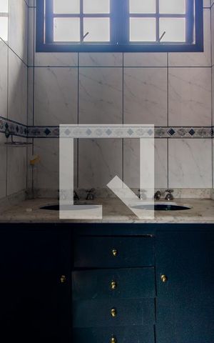 Casa à venda com 300m², 3 quartos e 2 vagas Casa à venda com 300m², 3 quartos e 2 vagasBanheiro da Suíte 1