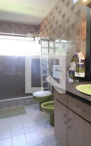 Casa à venda com 290m², 5 quartos e 4 vagasBanheiro da suíte