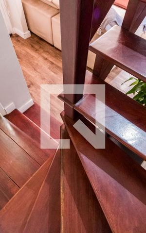 Casa de condomínio à venda com 136m², 3 quartos e 4 vagasEscada