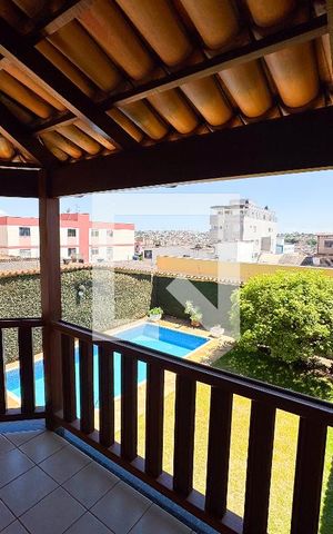 Casa à venda com 480m², 4 quartos e 5 vagas Casa à venda com 480m², 4 quartos e 5 vagasVaranda