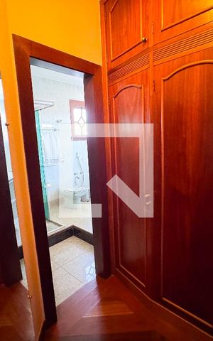 Casa à venda com 480m², 4 quartos e 5 vagas Casa à venda com 480m², 4 quartos e 5 vagasCloset - Quarto 2