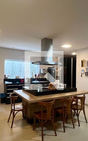 Casa à venda com 430m², 4 quartos e 5 vagas Casa à venda com 430m², 4 quartos e 5 vagasCozinha