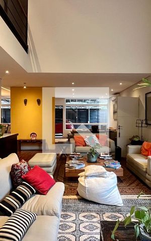 Casa à venda com 430m², 4 quartos e 5 vagas Casa à venda com 430m², 4 quartos e 5 vagasSala de estar