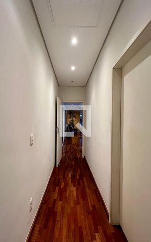 Casa à venda com 430m², 4 quartos e 5 vagas Casa à venda com 430m², 4 quartos e 5 vagasCorredor