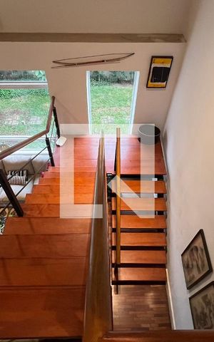 Casa à venda com 430m², 4 quartos e 5 vagas Casa à venda com 430m², 4 quartos e 5 vagasEscada