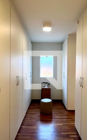 Casa à venda com 430m², 4 quartos e 5 vagas Casa à venda com 430m², 4 quartos e 5 vagasCloset da suíte 3