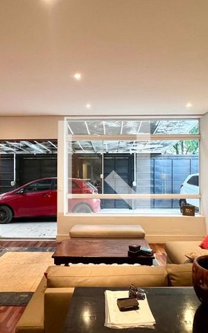 Casa à venda com 430m², 4 quartos e 5 vagas Casa à venda com 430m², 4 quartos e 5 vagasSala