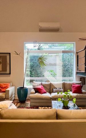 Casa à venda com 430m², 4 quartos e 5 vagas Casa à venda com 430m², 4 quartos e 5 vagasSala de estar
