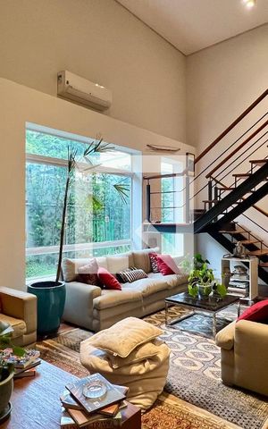 Casa à venda com 430m², 4 quartos e 5 vagas Casa à venda com 430m², 4 quartos e 5 vagasSala de estar