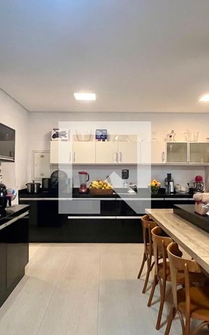 Casa à venda com 430m², 4 quartos e 5 vagas Casa à venda com 430m², 4 quartos e 5 vagasCozinha