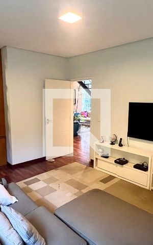 Casa à venda com 430m², 4 quartos e 5 vagas Casa à venda com 430m², 4 quartos e 5 vagasSala de TV