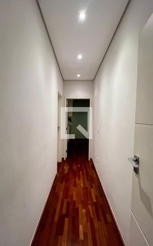 Casa à venda com 430m², 4 quartos e 5 vagas Casa à venda com 430m², 4 quartos e 5 vagasCorredor