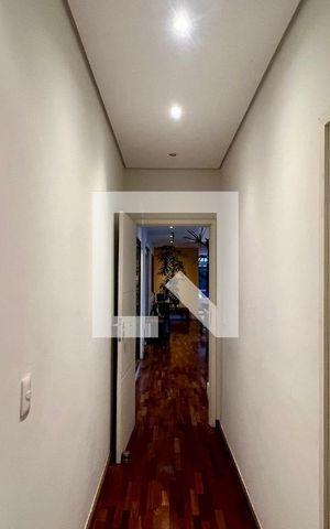 Casa à venda com 430m², 4 quartos e 5 vagas Casa à venda com 430m², 4 quartos e 5 vagasCorredor