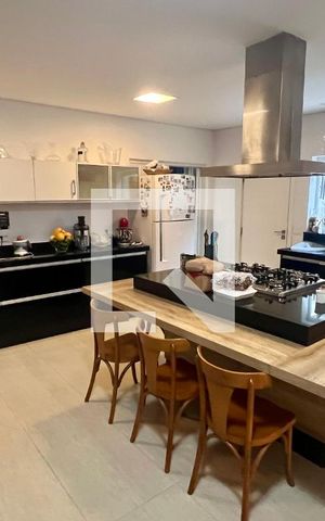 Casa à venda com 430m², 4 quartos e 5 vagas Casa à venda com 430m², 4 quartos e 5 vagasCozinha