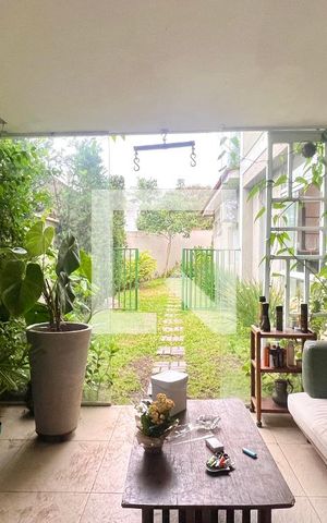 Casa à venda com 430m², 4 quartos e 5 vagas Casa à venda com 430m², 4 quartos e 5 vagasÁrea comum