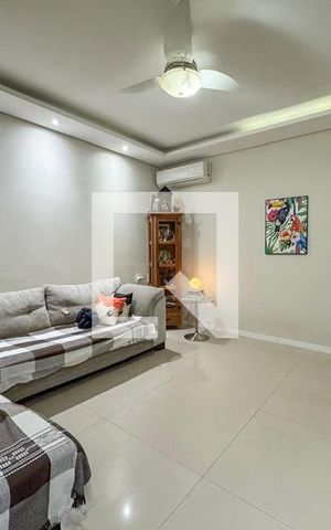 Casa à venda com 146m², 3 quartos e 3 vagas Casa à venda com 146m², 3 quartos e 3 vagasSala