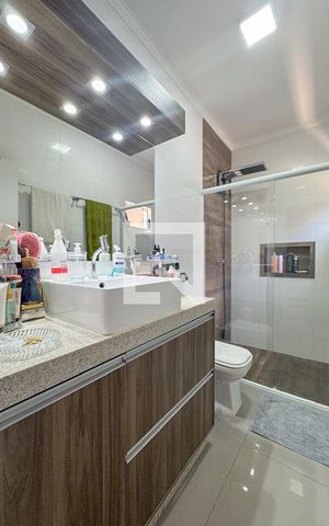 Casa à venda com 146m², 3 quartos e 3 vagas Casa à venda com 146m², 3 quartos e 3 vagasBanheiro da Suíte