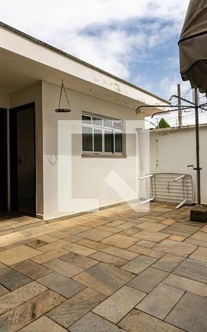 Casa à venda com 290m², 4 quartos e 6 vagas Casa à venda com 290m², 4 quartos e 6 vagasQuintal