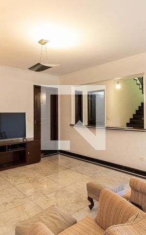 Casa à venda com 290m², 4 quartos e 6 vagas Casa à venda com 290m², 4 quartos e 6 vagasSala