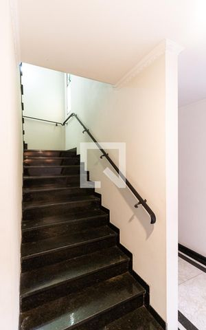 Casa à venda com 290m², 4 quartos e 6 vagas Casa à venda com 290m², 4 quartos e 6 vagasEscada