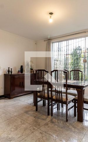 Casa à venda com 290m², 4 quartos e 6 vagas Casa à venda com 290m², 4 quartos e 6 vagasSala