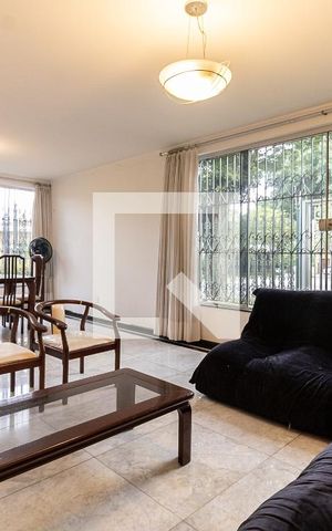 Casa à venda com 290m², 4 quartos e 6 vagas Casa à venda com 290m², 4 quartos e 6 vagasSala