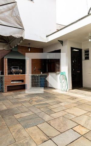 Casa à venda com 290m², 4 quartos e 6 vagas Casa à venda com 290m², 4 quartos e 6 vagasQuintal