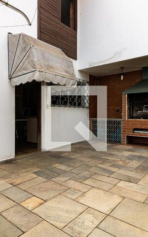 Casa à venda com 290m², 4 quartos e 6 vagas Casa à venda com 290m², 4 quartos e 6 vagasQuintal