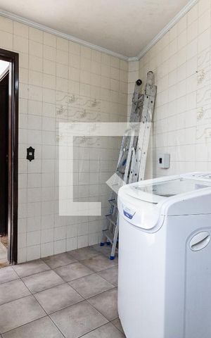 Casa à venda com 290m², 4 quartos e 6 vagas Casa à venda com 290m², 4 quartos e 6 vagasÁrea serviço