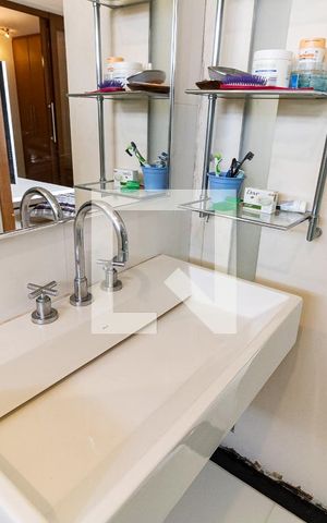 Casa à venda com 290m², 4 quartos e 6 vagas Casa à venda com 290m², 4 quartos e 6 vagasBanheiro da Suíte 1