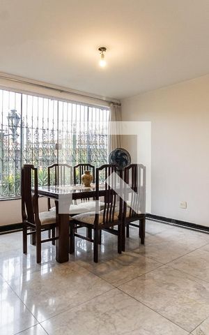 Casa à venda com 290m², 4 quartos e 6 vagas Casa à venda com 290m², 4 quartos e 6 vagasSala