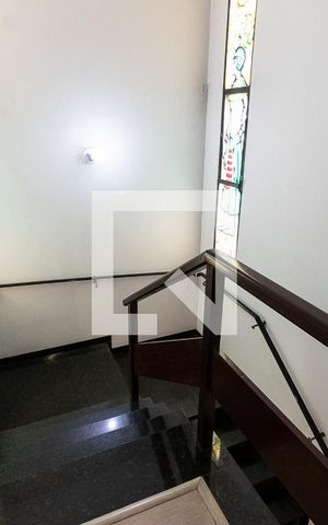 Casa à venda com 290m², 4 quartos e 6 vagas Casa à venda com 290m², 4 quartos e 6 vagasEscada