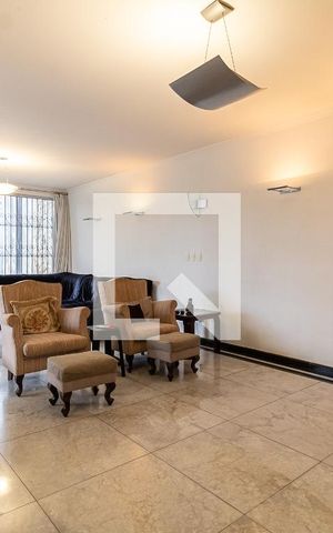 Casa à venda com 290m², 4 quartos e 6 vagas Casa à venda com 290m², 4 quartos e 6 vagasSala