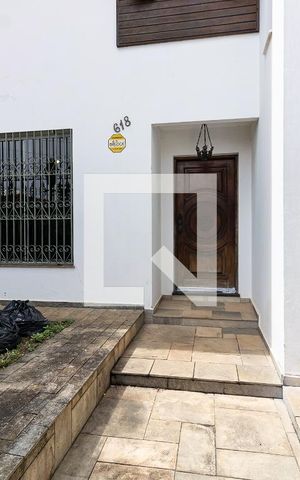 Casa à venda com 290m², 4 quartos e 6 vagas Casa à venda com 290m², 4 quartos e 6 vagasEntrada