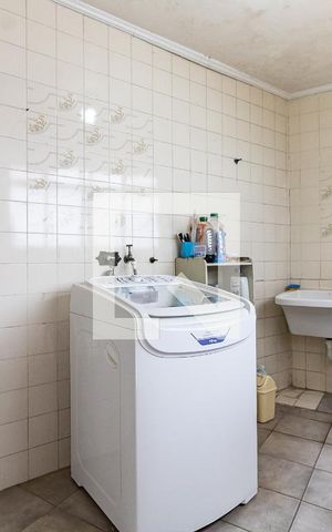 Casa à venda com 290m², 4 quartos e 6 vagas Casa à venda com 290m², 4 quartos e 6 vagasÁrea serviço