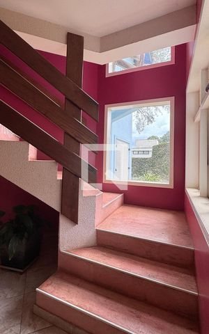Casa de condomínio à venda com 450m², 4 quartos e 6 vagasEscada