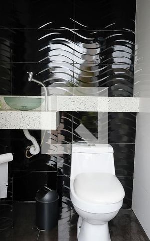 Casa de condomínio à venda com 420m², 3 quartos e 4 vagasBanheiro da piscina