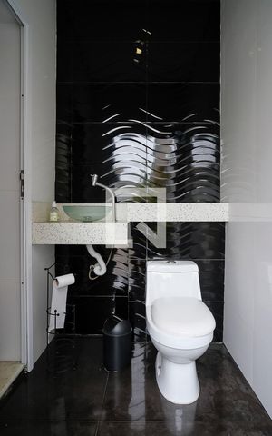 Casa de condomínio à venda com 420m², 3 quartos e 4 vagasBanheiro da piscina