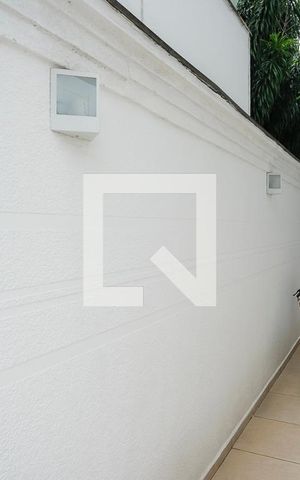 Casa de condomínio à venda com 420m², 3 quartos e 4 vagasCorredor lateral 1