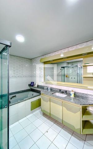 Apartamento à venda com 227m², 3 quartos e 3 vagasBanheiro da Suíte 4