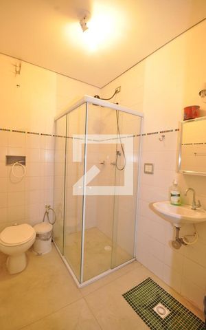Casa à venda com 378m², 4 quartos e 8 vagasBanheiro de Serviço
