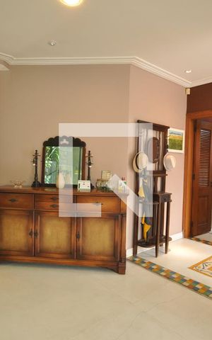 Casa à venda com 378m², 4 quartos e 8 vagasSala