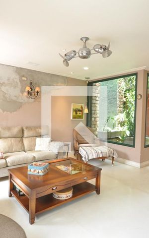 Casa à venda com 378m², 4 quartos e 8 vagasSala
