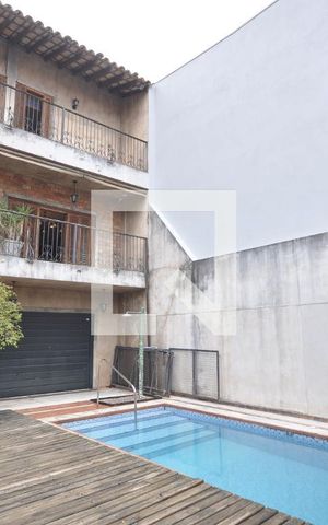 Casa à venda com 378m², 4 quartos e 8 vagasPiscina